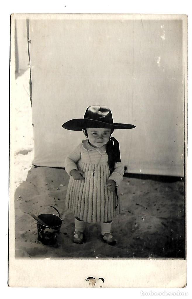 Photographie ancienne: ER- EXTRAORDINARIA FOTOGRAFIA ANTIGUA- DE UNA NI&Ntilde;A CON SOMBRERO DE ALA -FOTO-