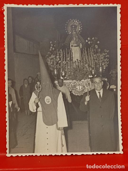 Fotografia antica: SEMANA SANTA FOTO PROCESI&Oacute;N PASO VIRGEN CAPUCHINOS ANCLA LUGAR POR DETERMINAR A&Ntilde;OS 50 11,5 X 8,5 CMS