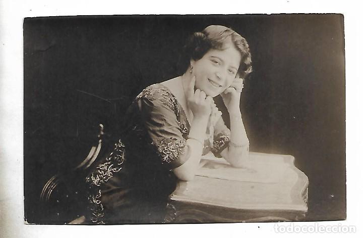 Fotografia antica: ER -EXTRAORDINARIA FOTOGRAFIA ANTIGUA -UNA DAMA EN UNA MESA -FOTO- - - -