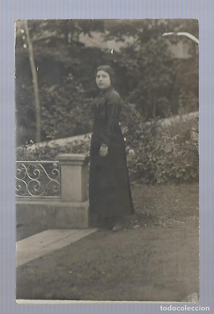 Fotografia antiga: ER -EXTRAORDINARIA FOTOGRAFIA ANTIGUA - UNA DAMA EN EL PARQUE -FOTO- - - -