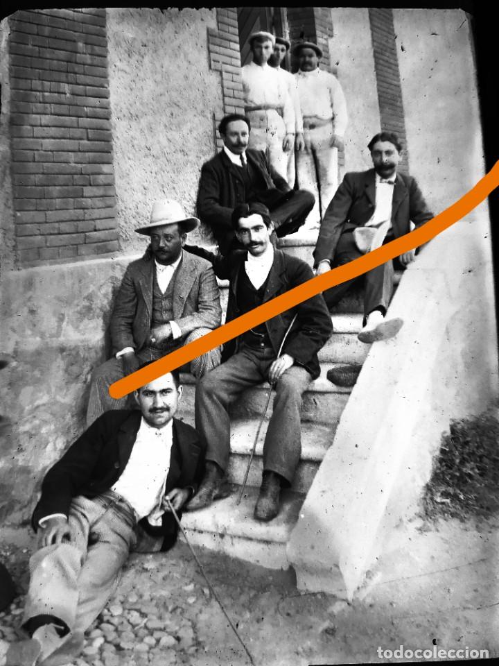 Alte Fotografie: Antiguo negativo de fotograf&iacute;a. Grupo de amigos. Antigua. Cristal.