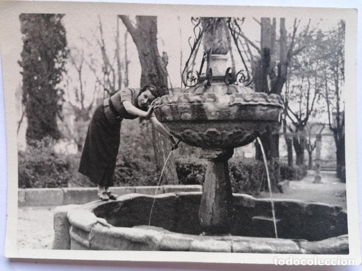 Fotografia antica: SE&Ntilde;ORITA POSANDO EN EL PARQUE, MEDIDAS 13 X 18 CM