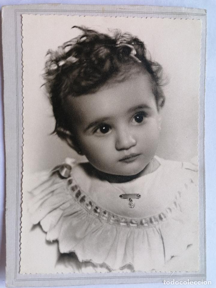 Fotograf&iacute;a antigua: NI&Ntilde;A PEQUE&Ntilde;A POSANDO, FOTO ESTUDIO RINCON, SALAMANCA, MEDIDAS 13 X 18 CM, CARTON DURO
