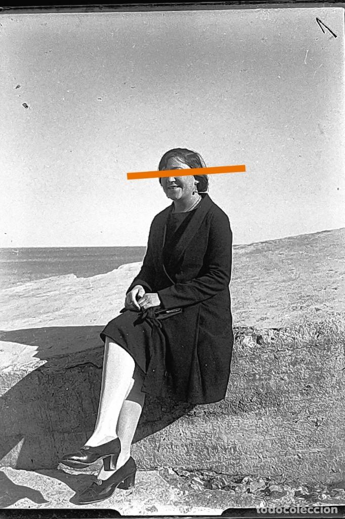 Fotografia antica: Antiguo negativo o clich&eacute; de fotograf&iacute;a. Cristal. Se&ntilde;orita junto al mar. Antigua.