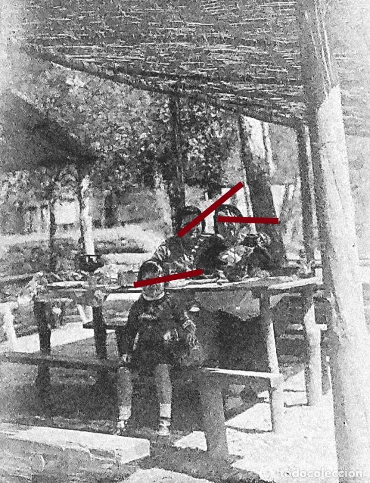 Fotografia antiga: Antiguo negativo o clich&eacute; de fotograf&iacute;a. Cristal. Se&ntilde;orita y ni&ntilde;o. en el campo. Antigua.
