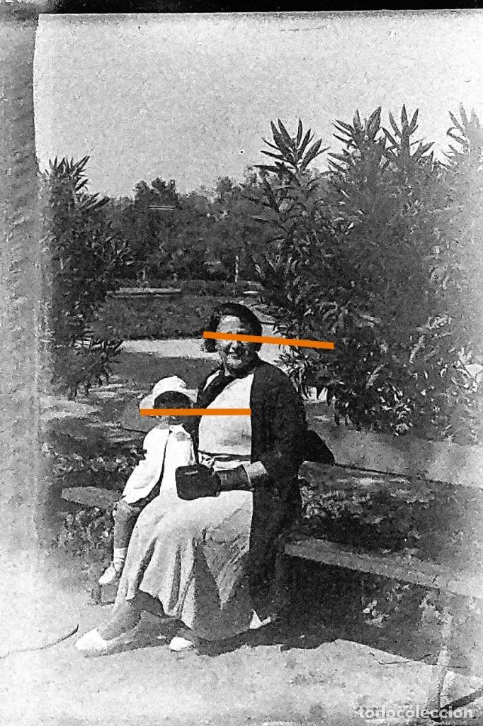 Fotografia antica: Antiguo negativo o clich&eacute; de fotograf&iacute;a. cristal. Se&ntilde;orita y ni&ntilde;a. Antigua.