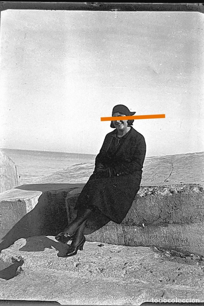 Photographie ancienne: Antiguo negativo o clich&eacute; de fotograf&iacute;a. Cristal. Se&ntilde;orita junto al mar. Antigua.