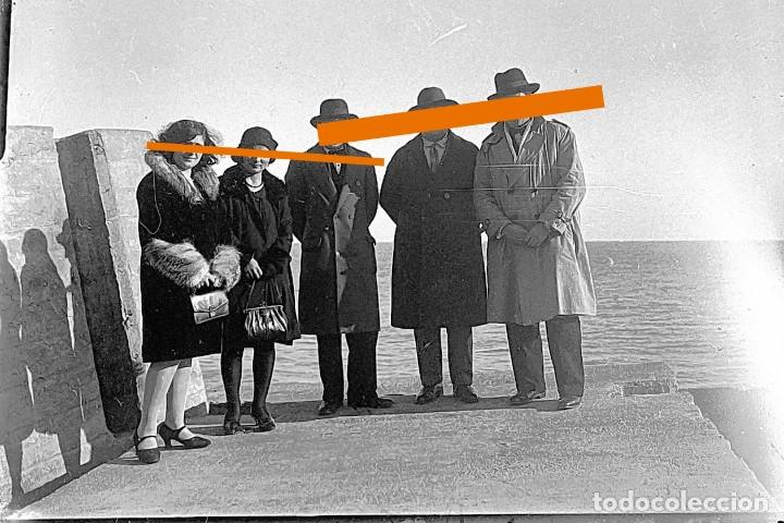 Fotografia antica: Antiguo negativo o clich&eacute; de fotograf&iacute;a. Cristal. Se&ntilde;oras y caballeros junto al mar. Antigua.