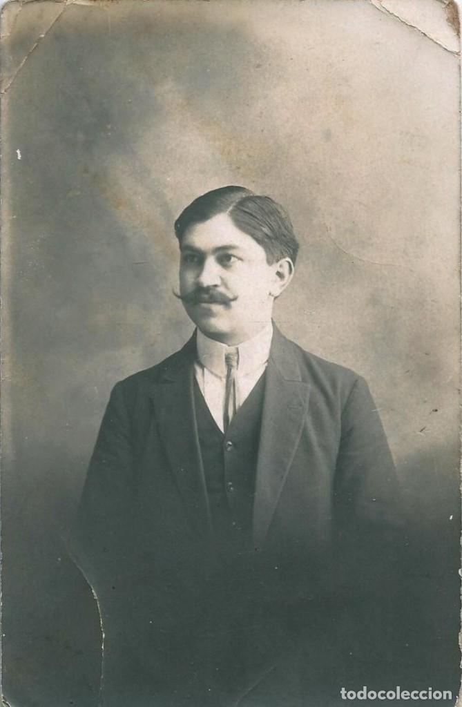 Fotograf&iacute;a antigua: X982 - Joven hombre elegante en traje con gran bigote - Foto Postal 1920'