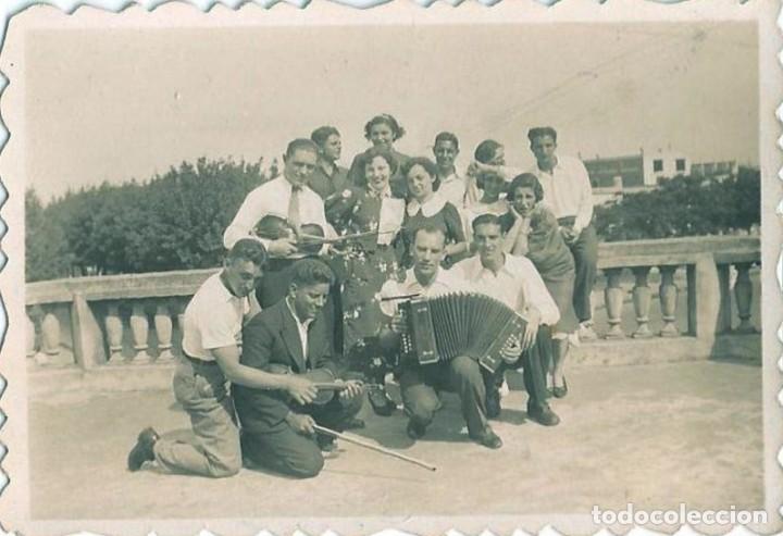 Fotograf&iacute;a antigua: X997 - J&oacute;venes hombres con viol&iacute;n y acorde&oacute;n y se&ntilde;oritas / grupo musical - Foto 8x6cm 1940'