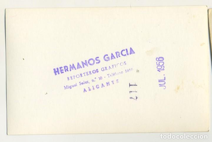 Fotografía antigua: DESFILE DE LA OFRENDA FLORAL HOGUERAS DE ALICANTE 1956 FOTOGRAFO HERMANOS GARCIA - Foto 2 - 302903008