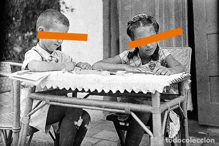 Alte Fotografie: antiguo negativo o clich&eacute; de fotograf&iacute;a. Ni&ntilde;o y ni&ntilde;a. Cristal. Antigua.