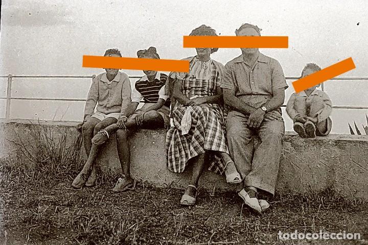Fotografia antica: antiguo negativo o clich&eacute; de fotograf&iacute;a. Familia. En el campo. Cristal. Antigua.