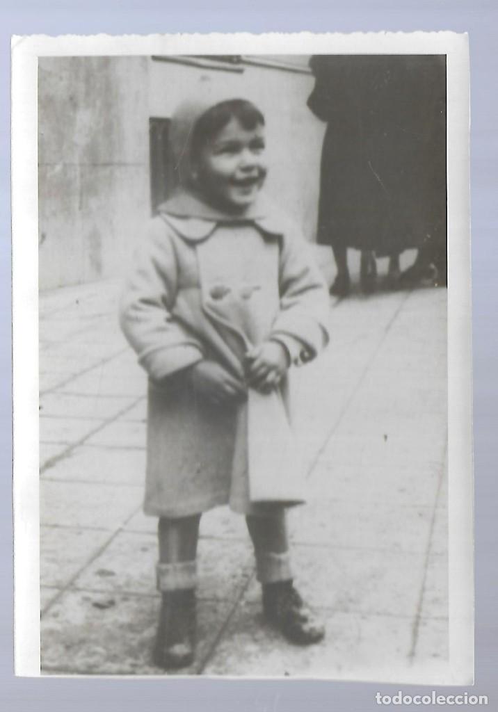 Fotografia antiga: ER-EXTRAORDINARIA FOTOGRAFIA ANTIGUA- UNA NI&Ntilde;A CON GORRO Y ABRIGO- FOTO- - - -