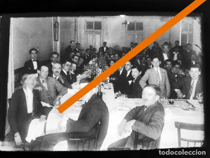 Alte Fotografie: antiguo negativo o clich&eacute; de fotograf&iacute;a. Comida celebraci&oacute;n. Zona Catalu&ntilde;a. Cristal. Antigua.