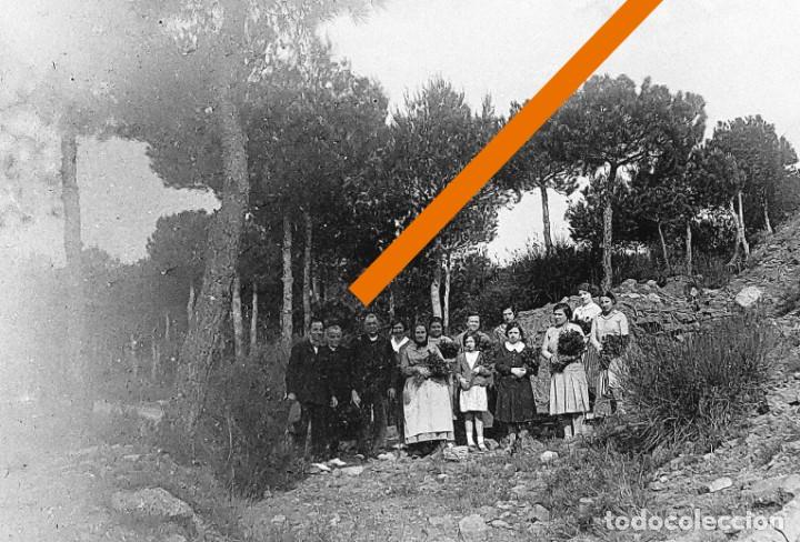 Antique Photography: antiguo negativo o clich&eacute; de fotograf&iacute;a. Gente en el campo. Cristal. Antigua.