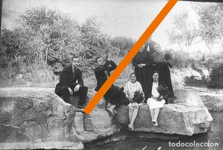 Antique Photography: antiguo negativo o clich&eacute; de fotograf&iacute;a. Gente en el campo. Cristal. Antigua.