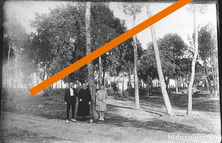 Alte Fotografie: antiguo negativo o clich&eacute; de fotograf&iacute;a. Gente en el campo. Cristal. Antigua.
