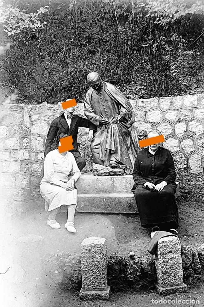 Antique Photography: antiguo negativo o clich&eacute; de fotograf&iacute;a. Monumento. Zona Catalu&ntilde;a. Cristal. Antigua.
