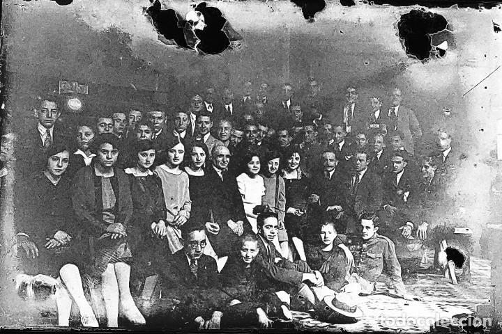 Antique Photography: antiguo negativo o clich&eacute; de fotograf&iacute;a. Grupo de gente. Zona Catalu&ntilde;a. Cristal. Antigua.