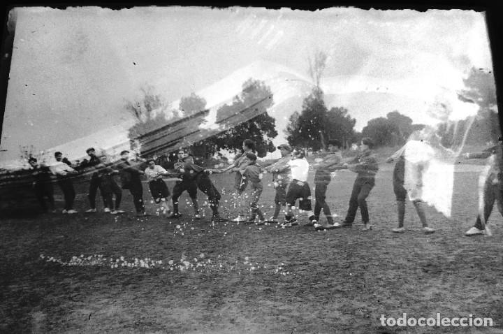 Antique Photography: antiguo negativo o clich&eacute; de fotograf&iacute;a. gente tirando de cuerda. Zona Catalu&ntilde;a. Cristal. Antigua.