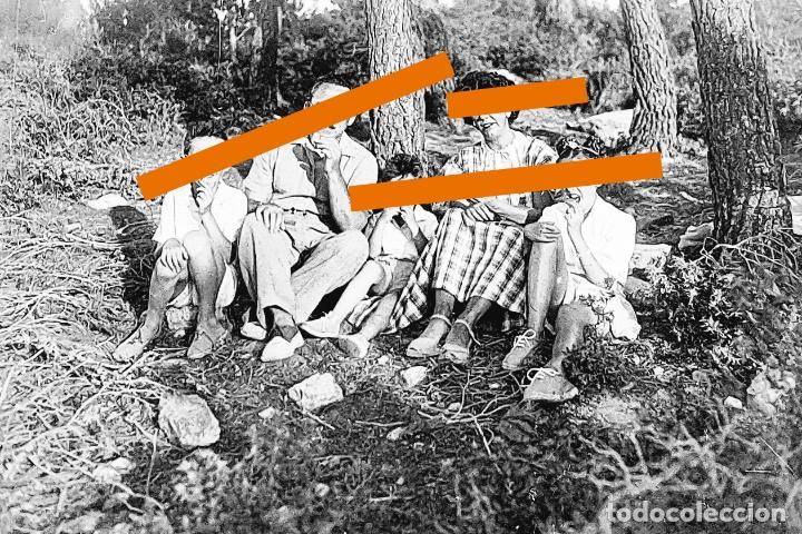 Antique Photography: antiguo negativo o clich&eacute; de fotograf&iacute;a. Familia en el campo. Cristal. Antigua.