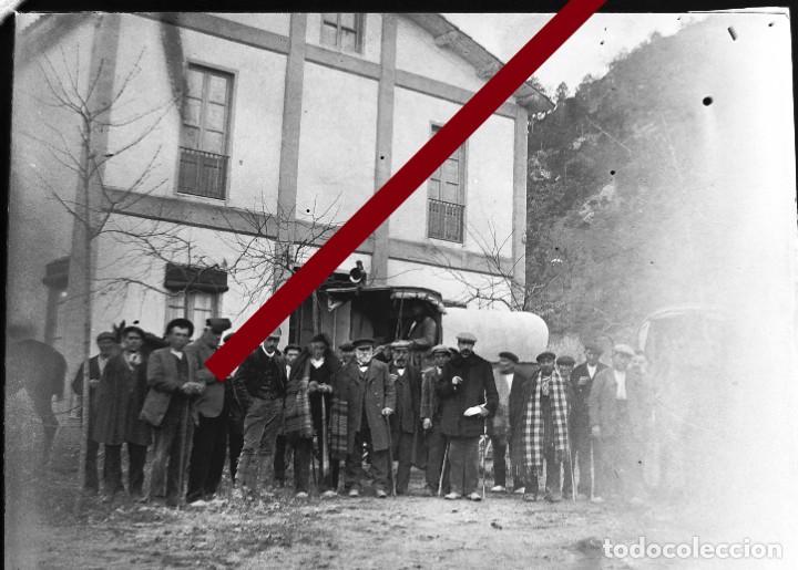 Fotografia antica: antiguo negativo o clich&eacute; de fotograf&iacute;a. Grupo de gente. zona Catalu&ntilde;a. Cristal. Antigua.