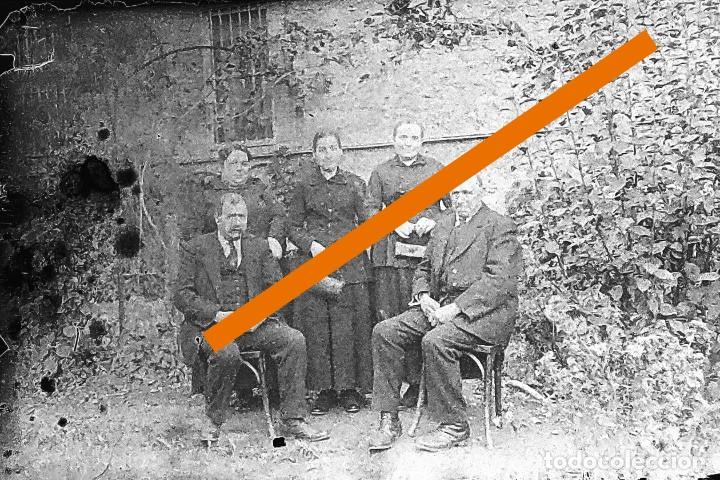 Fotografia antica: antiguo negativo o clich&eacute; de fotograf&iacute;a. Grupo de personas. Zona Catalu&ntilde;a. Cristal. Antigua.