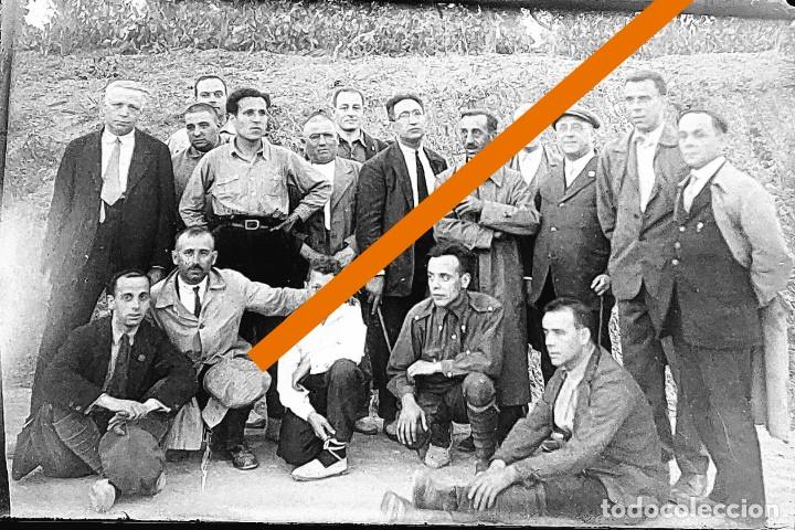 Fotograf&iacute;a antigua: antiguo negativo o clich&eacute; de fotograf&iacute;a. Grupo de personas. Zona Catalu&ntilde;a. Cristal. Antigua.