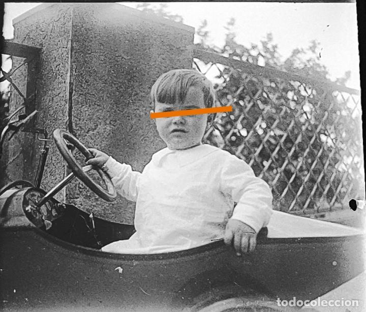 Alte Fotografie: negativo de fotograf&iacute;a estereosc&oacute;pica. cristal. Ni&ntilde;o con el coche. llavaneres. A&ntilde;os 20/30. Antigua