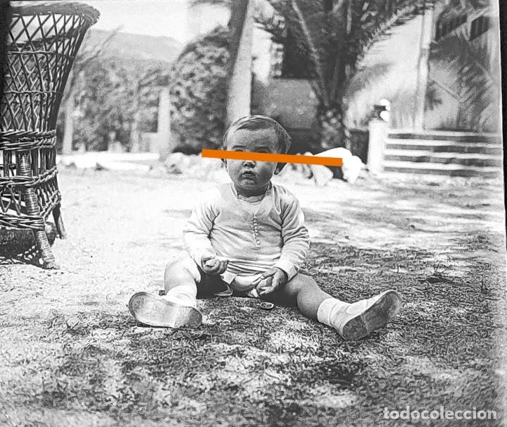 Fotograf&iacute;a antigua: negativo de fotograf&iacute;a estereosc&oacute;pica. cristal. Ni&ntilde;o en el jard&iacute;n. llavaneres. A&ntilde;os 20/30. Antigua