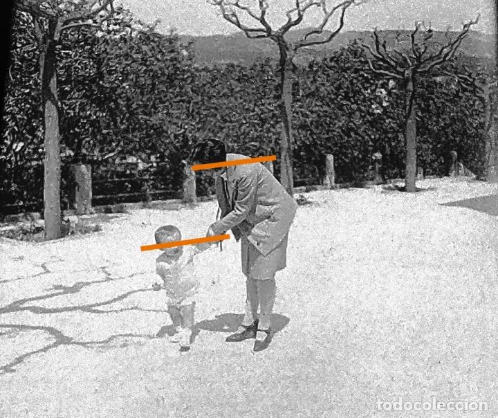 Alte Fotografie: negativo de fotograf&iacute;a estereosc&oacute;pica. cristal. Ni&ntilde;o en el jard&iacute;n. llavaneres. A&ntilde;os 20/30. Antigua