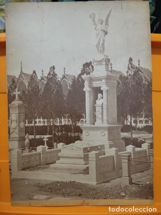 Photographie ancienne: PANTEON AYALA CEMENTERIO SAN JUSTO ENTERRADORES FOTO ANTIGUA 37 X 26 CMS SOBADA LEER