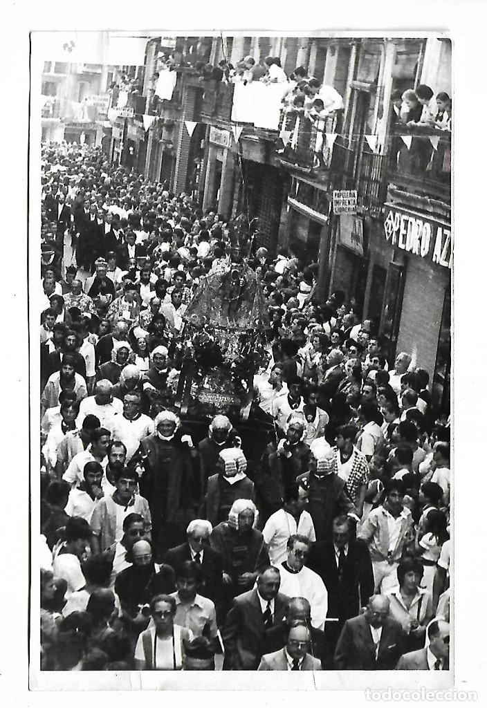 Fotograf&iacute;a antigua: ER28- FOTOGRAFIA ANTIGUA DE- PROCESION DE SAN FERMIN CON VITORES ,CANTOS Y VIVAS EL 8 - 7 - 1.979
