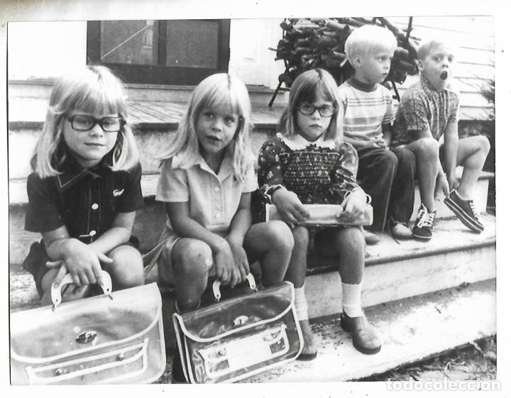Alte Fotografie: ER5-FOTOGRAFIA ANTIGUA - LOS QUINTILLIZOS DE NUEVA YORK CON 5 A&Ntilde;OS VAN AL COLEGIO EN 1.975