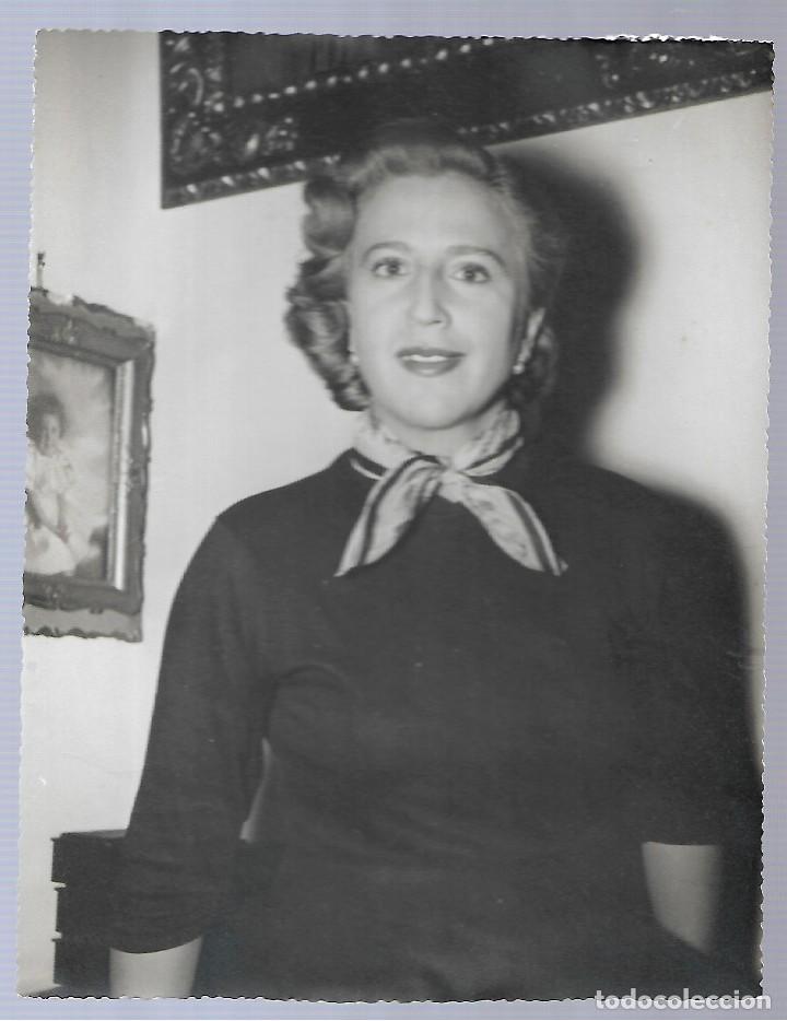 Fotografia antiga: ER5- FOTOGRAFIA ANTIGUA - DE UNA DAMA CON UN PA&Ntilde;UELO EN EL CUELLO