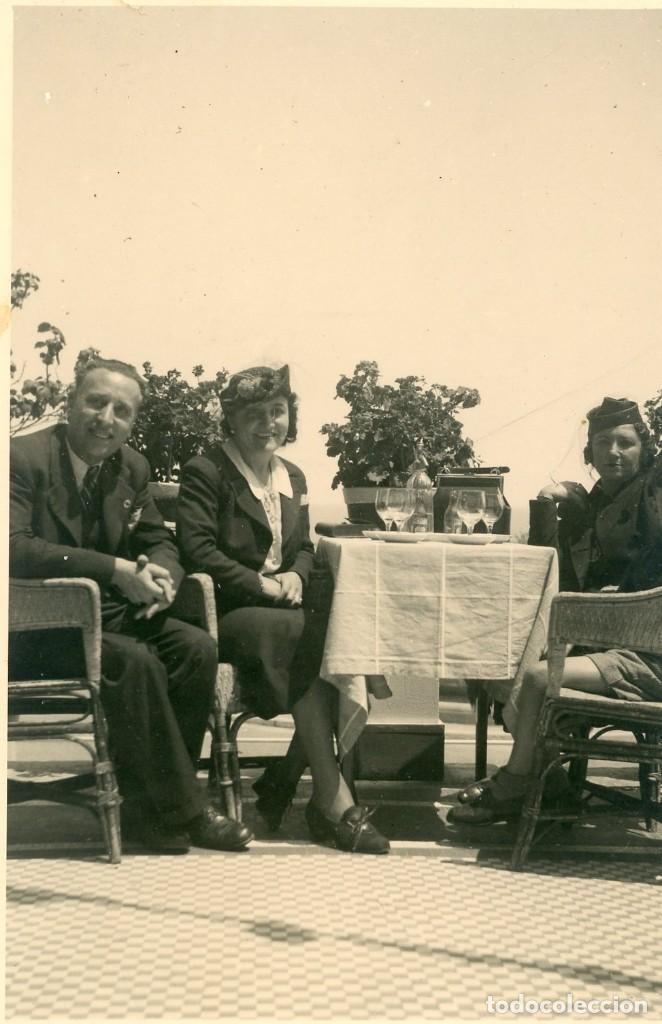 Alte Fotografie: FOTOGRAFIA. SENTADOS EN LA TERRAZA. CA 1940