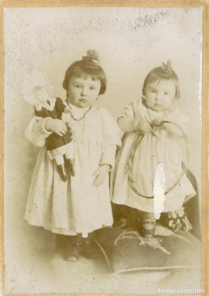 Alte Fotografie: FOTOGRAFIA. HERMANAS CON MU&Ntilde;ECA DE PORCELANA Y ARO