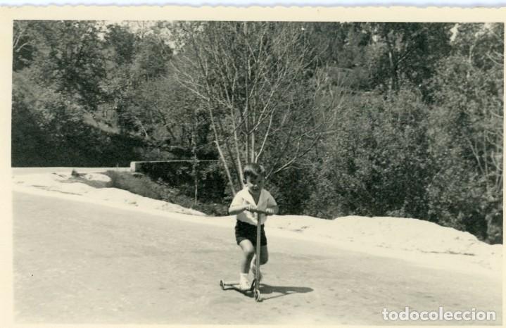 Fotograf&iacute;a antigua: FOTOGRAFIA. NI&Ntilde;O CON PATINETE. CA 1950