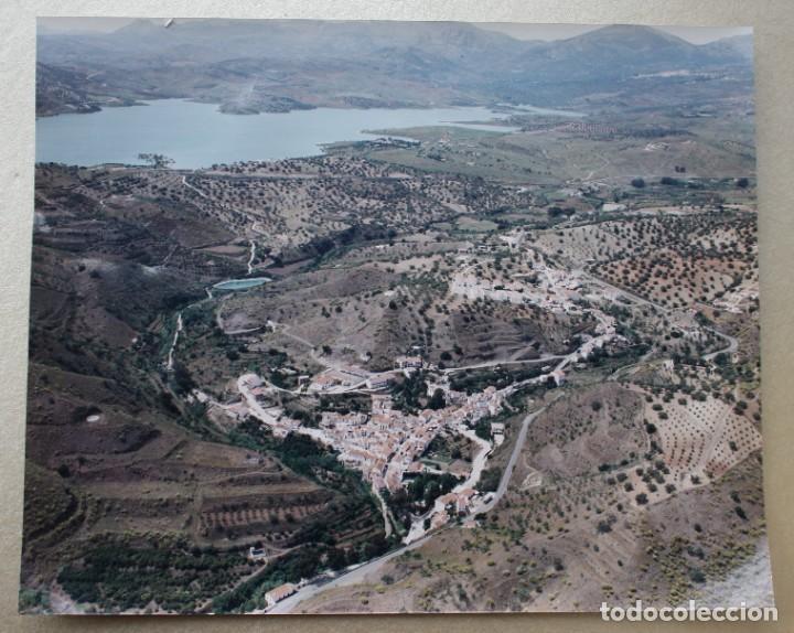 Fotograf&iacute;a antigua: ANTIGUA FOTOGRAFIA AEREA COLOR PAPEL KODAK PAISAJES AXARQIUA MALAGA PUEBLO LA VI&Ntilde;UELA Y PANTANO