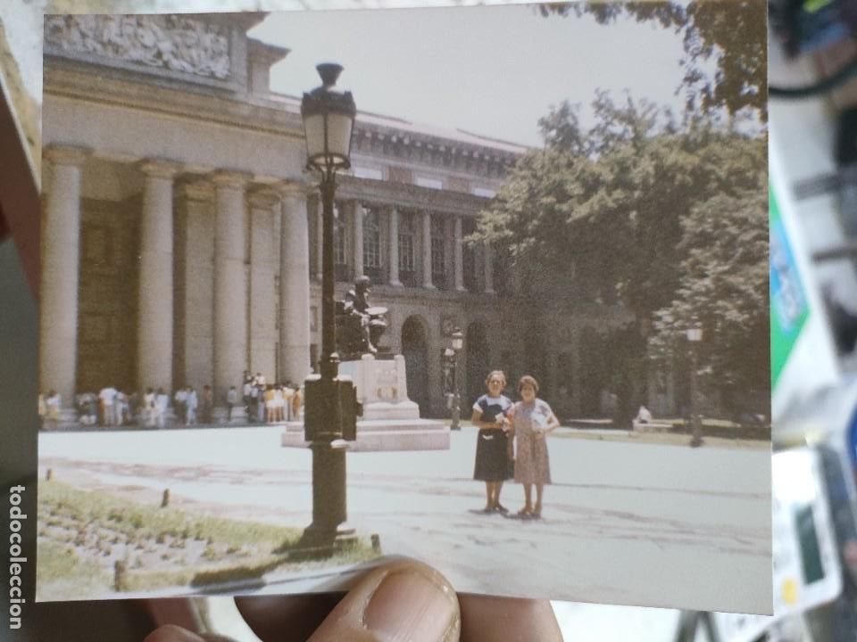 Fotograf&iacute;a antigua: Fotograf&iacute;a Las Paletillas Frente al Museo del Prado 1986 Original