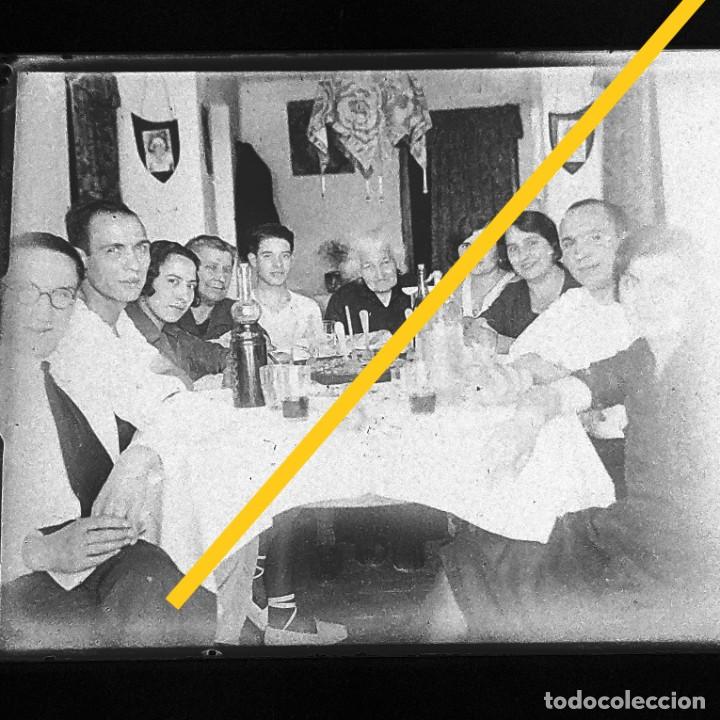 Fotografia antica: Antiguo negativo de fotograf&iacute;a. cristal. Comida familiar. En el campo. Antigua.