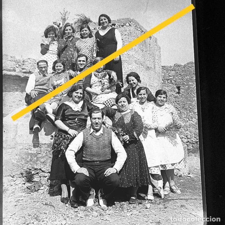 Antique Photography: Antiguo negativo de fotograf&iacute;a. Se&ntilde;oritas y caballeros. Paisaje rural. Cristal. Antigua.