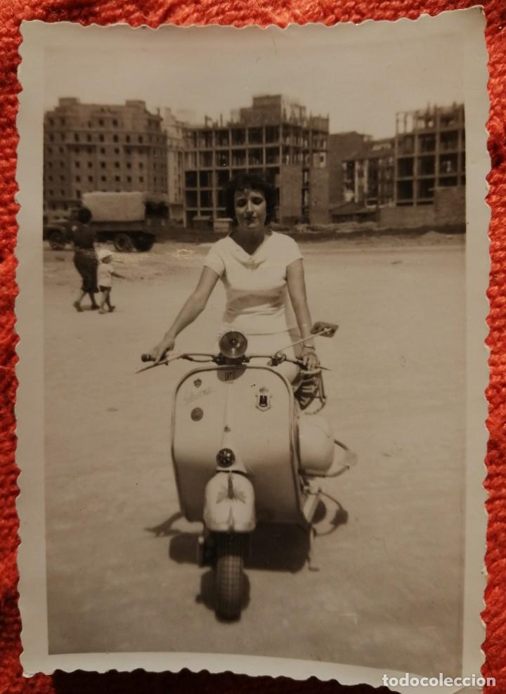 Fotograf&iacute;a antigua: Mujer en vespa y fincas en construcci&oacute;n