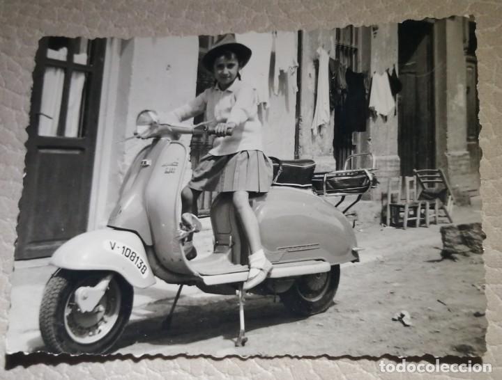 Fotograf&iacute;a antigua: Ni&ntilde;a en vespa