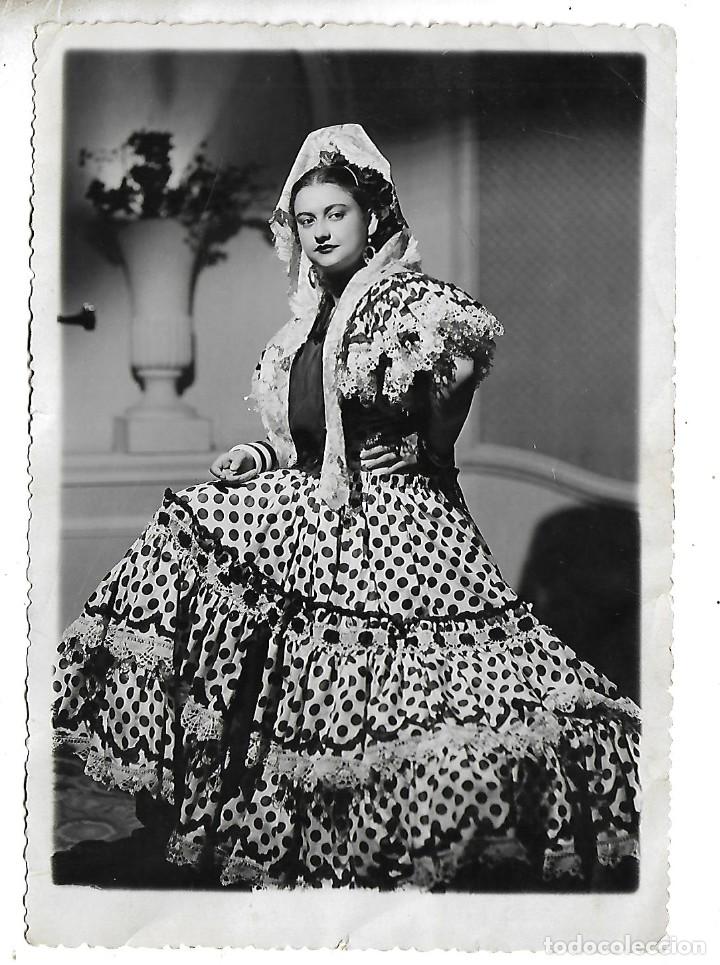 Fotografia antica: E150 - FOTOGRAFIA ANTIGUA DE - UNA DAMA CON PEINETA - MANTILLA Y VESTIDO DE FARALAES-FOTO ROCA -