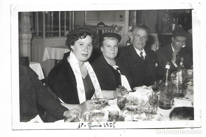 Fotograf&iacute;a antigua: ER- FOTOGRAFIA ANTIGUA - CENA FAMILIAR EL 1 - 6 - 1.956 -FOTO- GONZALEZ VELAZQUEZ -MADRID 1.956