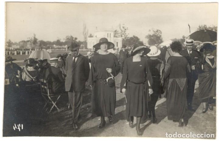 Fotograf&iacute;a antigua: FOTOGRAFIA. PASEANDO POR EL HIPODROMO - sin circular - a&ntilde;os 20