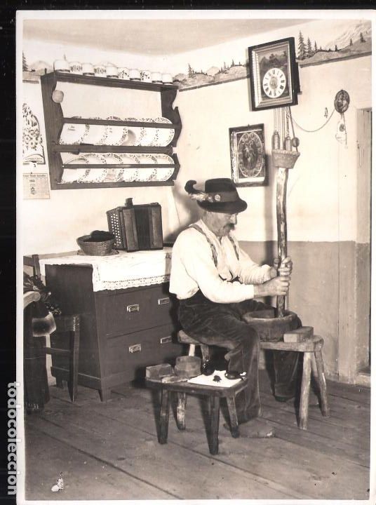 Fotograf&iacute;a antigua: Bayerischer Waldler zu hause, Guardabosques b&aacute;varo en casa, M. Orrios.