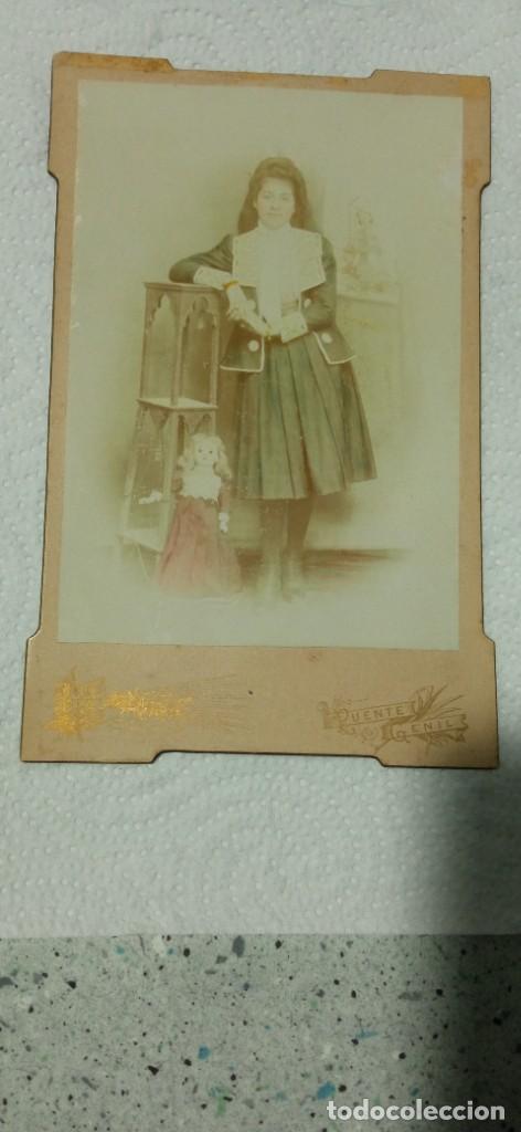 Alte Fotografie: FOTOGRAFIA ANTIGUA RETRATO DE JOVEN JUNTO A MU&Ntilde;ECA FOTOGRAFO A. LINARES PUENTE GENIL16,5 X 10,5 CMS.